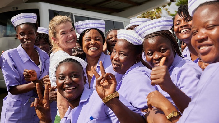 Anke Engelke mit Hebammen in Sierra Leone