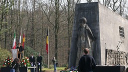 Bürgermeisterin Birgit Jörder (SPD) spricht am Mahnmal in der Bittermark