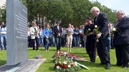 Oberbürgermeister Ullrich Sierau und Elif Kubaşık, die Ehefrau des ermordeten Dortmunders Mehmet Kubaşık legen am Mahnmal Rosen nieder. 