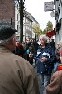 Peter Bach umgeben von Zuhöreren