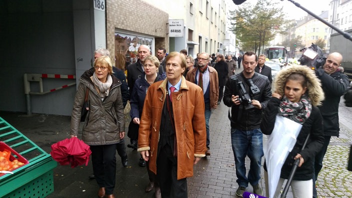 Stellvertretender Vorsitzender des NSU-Untersuchungsausschuss des NRW-Landtages, Peter Biesenbach (CDU) (vorne, hellbrauner Mantel), am 20.10.2015 auf der Dortmunder Mallinckrodtstraße, wo Mehmet Kubasik 2006 in seinem Kiosk erschossen wurde