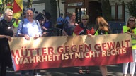 Iris Swoboda, 2.v.l., organisiert die Demo "Mütter gegen Gewalt"