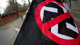 Flagge mit durchgestrichenem Hakenkreuz als Zeichen gegen Rechte Gewalt