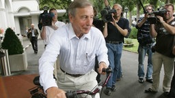 Wolfgang Clement (SPD) fährt am Donnerstag (07.08.2008) in Bonn mit dem Fahrrad nach seiner Pressekonferenz weg.