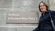 Christina Rau 2006 neben dem Schild "Johannes Rau Platz"