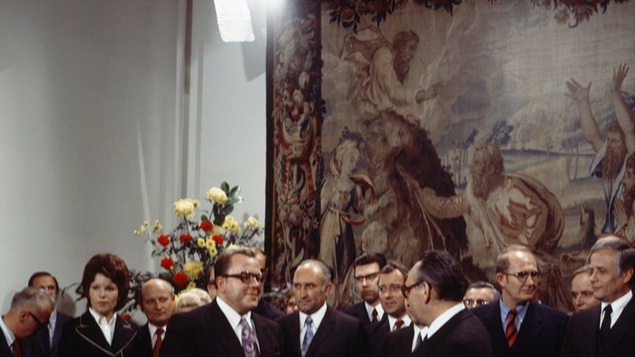 Egon Bahr (r) und Michael Kohl beim Austausch der Paraphierungsdokumente nach der Unterzeichnung.