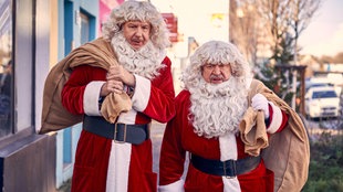 Wolfgang (Ludger Pistor) und Günther (Armin Rohde, r) ermitteln im Kostüm.