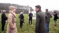 Gregor (Wolfram Grandezka, v.r.) und Amelie (Lara-Isabelle Rentinck, v.l.) triumphieren, als David (Arne Rudolf, h,M.) beim Spatenstich, in ihren Augen symbolisch beginnt, sein eigenes Grab zu schaufeln.
