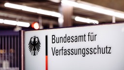 Schild mit der Aufschrift "Bundesamt für Verfassungsschutz"