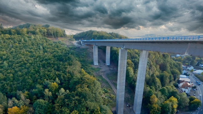 Rahmedetalbrücke vor einer grauen Wolke 