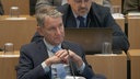 Björn Höcke sitzt mit ernster Miene