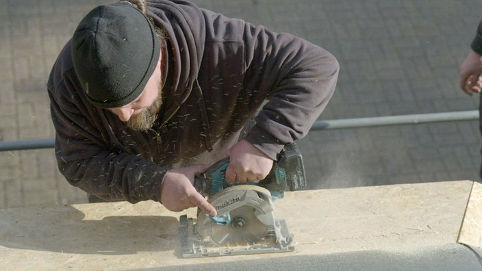 Handwerker sägt mit Handkreissäge