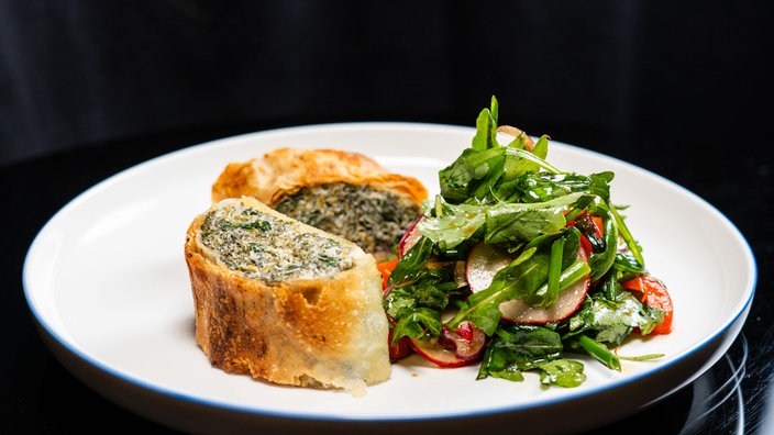 Brennnesselstrudel mit Kräutersalat 