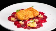 Wildschwein-Cordon Bleu, Rote Bete-Carpaccio, Cranberries & Apfel-Dip