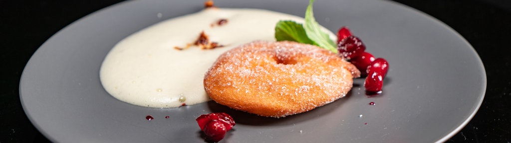 Apfel-Beignets mit Zabaione, Cranberries und Nüssen