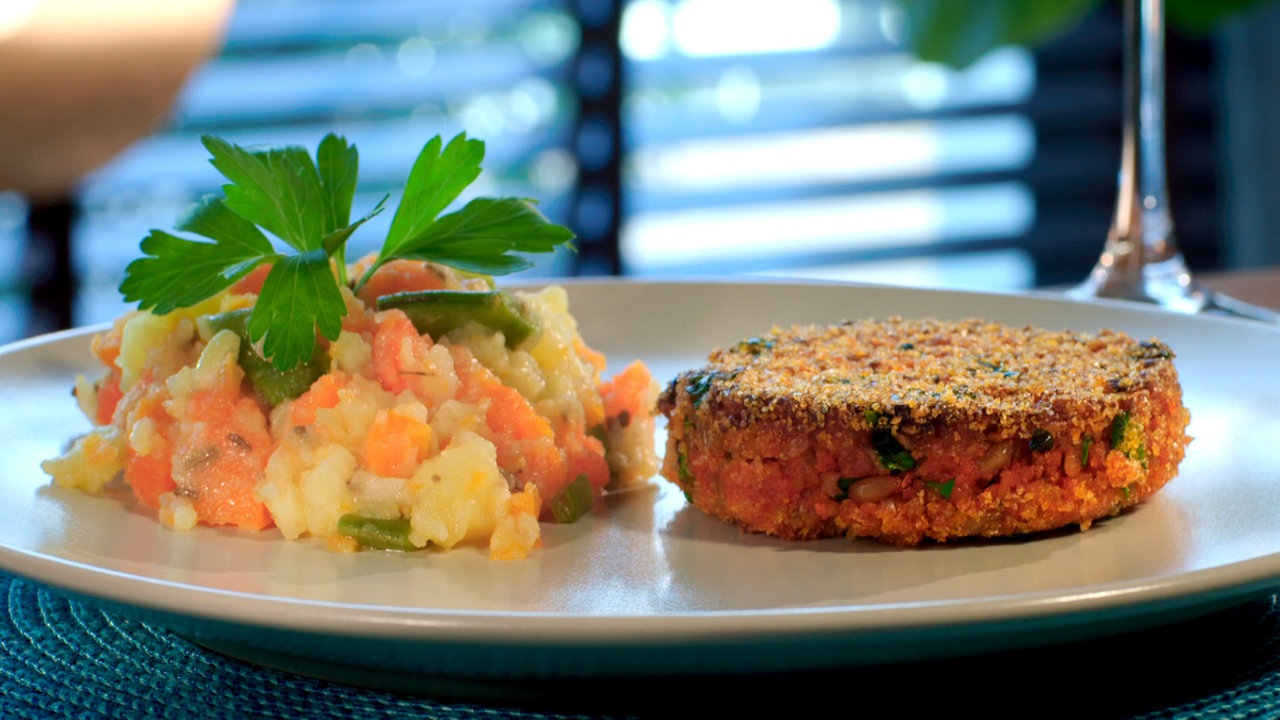 Veggie-Burger mit Möhren-Kartoffel-Bohnen-Untereinander.