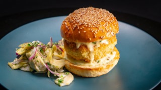 Seelachsburger „Bremer“ mit Artischockensalat und Remoulade 