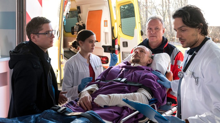 Dr. Noah Mattes staunt nicht schlecht, als Dr. Elias Bähr eines Morgens aus dem RTW steigt und Karl Fredericksen, einen Pfarrer, einliefert.