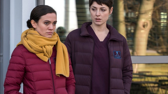 Theresa (Katharina Nesytowa, r.) und Rebecca (Milena Straube, l.) müssen gemeinsam die vergangene OP verarbeiten.
