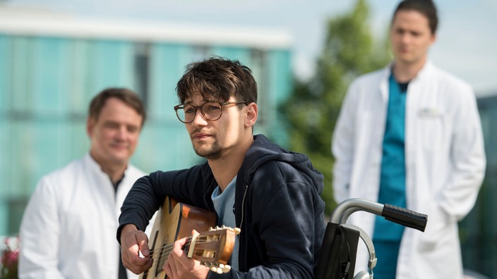 Malte, den Marc wegen einer Krebsbehandlung bereits kennt, kommt mit einer Sprunggelenksverletzung ins Klinikum.