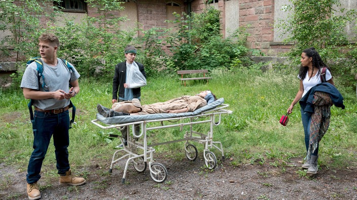 Bei einem Ausflug zur Ruine eines historischen Lazaretts hat sich Rebecca (Milena Straube, M.) ernsthaft verletzt.