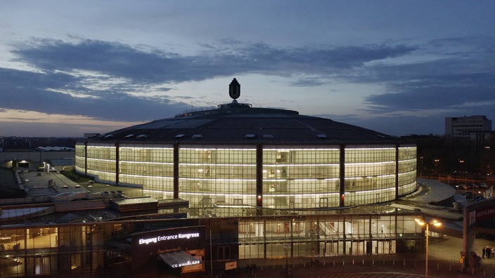 Blick auf die beleuchtete Westfalenhalle in der Abenddämmerung