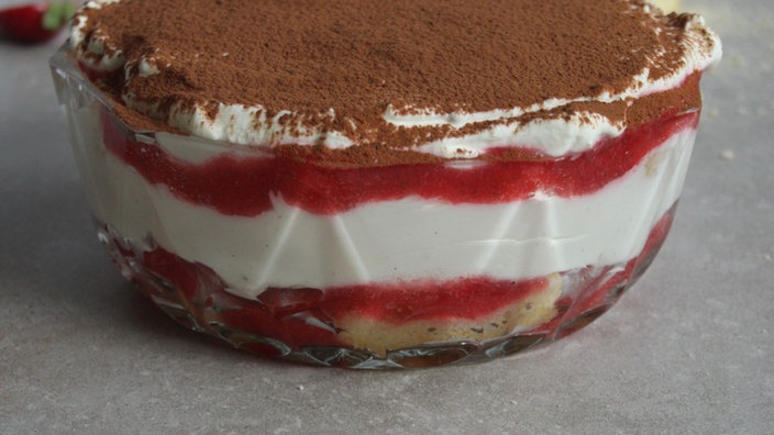 Erdbeer-Tiramisu in einer Schüssel