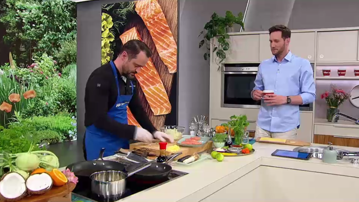 Sven Kroll und Alexander Wulff machen Kohlrabi-Chili-Salat und geflämmten Lachs bei Hier und heute