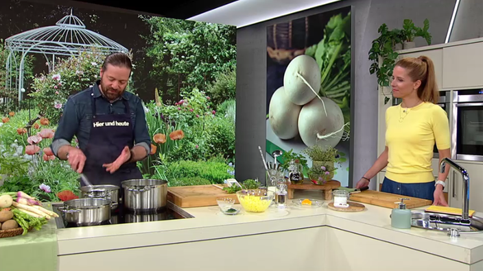 Ragout von weißem Spargel, Kartoffeln und Mairübchen wird gemacht