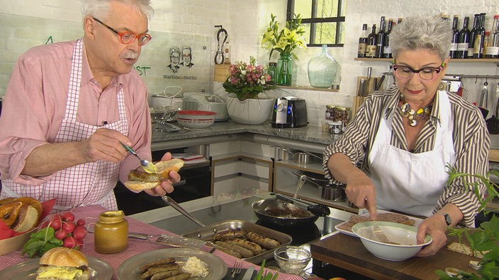 Martina und Moritz produzieren Würste in ihrer Küche