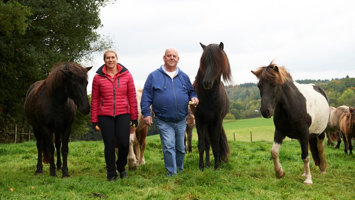 Britta und Willibbert Hassel mit Islandpferden.