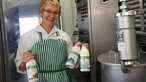 Veronika hat Buttermilch in Flaschen abgefüllt.