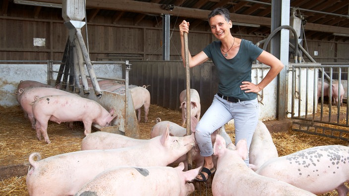 Jutta Sträter im Schweinestall.