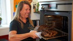 Birgit mit Pulled Pork am Backofen