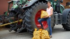 Lea Unterhansberg vor einem Traktor.