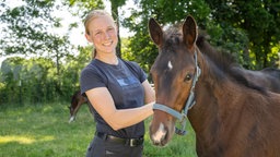 Maria Schulte Spechtel mit einem Pferd. 