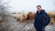 Martina Koch auf der verschneiten Weide.