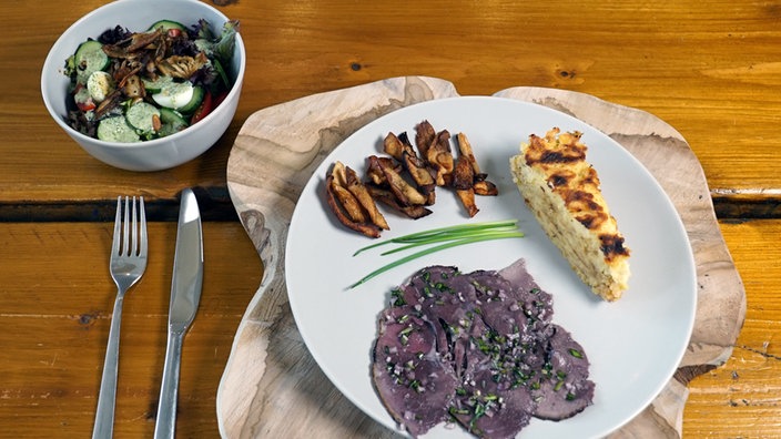 Wildschweinbraten mit Kartoffelbaumkuchen und knusprige Seitlinge