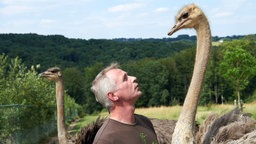 Suse Burghoff Lebensgefährte Klaus Stöcker mit enem Strauß. 