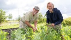 Michel Pauluis mit Frank Buchholz auf dem Feld. 