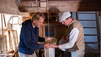 Frank Buchholz mit Cees Notenboom und einer Schüssel voll groben Senf. 