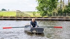 Björn Freitag setzt mit dem Boot über. 