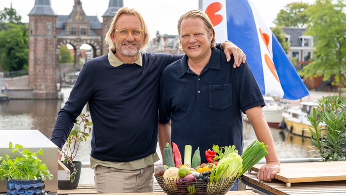 Frank Buchholz und Björn Freitag auf dem Hausboot in Sneek. 