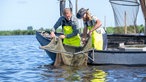 Frank Buchholz mit Freerk Visserman auf dem Boot. 