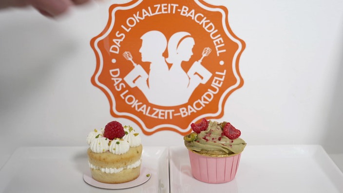 Backduell:  Buttermilchkuchen mit Pistazien und Himbeere vs. Himbeer-Pistazien-Cupcake