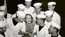 Marlene Dietrich umringt von Marine-Soldaten