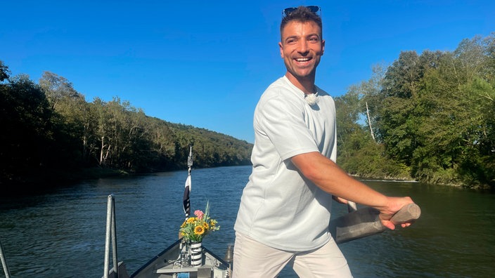 Ramon Babazadeh steuert ein Boot auf der Donau