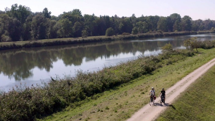 Zwei Radfahrer auf einem gut ausgebauten Radweg entlang der Donau