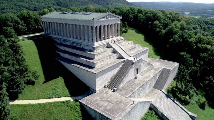 Die Walhalla, ein Bau im Stil eines griechischen Tempels