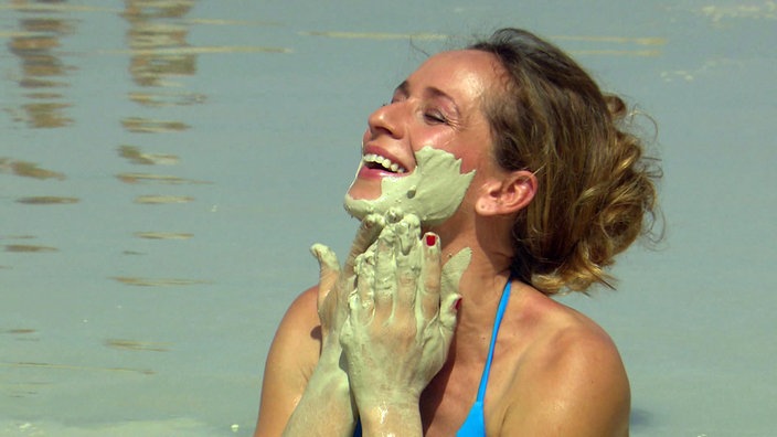 Tamina Kallert beschmiert sich das Gesicht mit grünlichem Schlamm